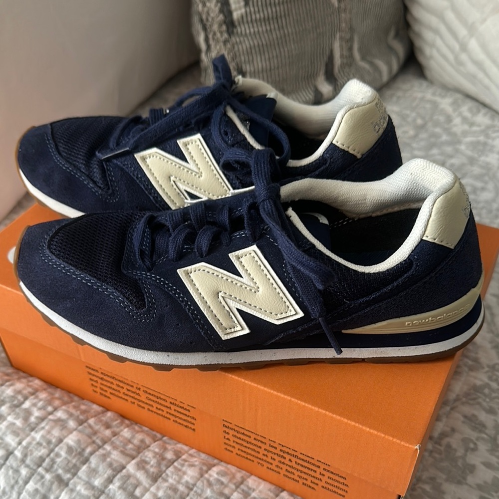 New Balance 996 Women’s Navy and Cream Sneakers